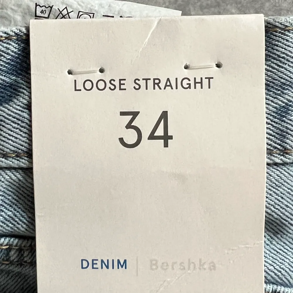 Helt oanvända jeans från bershka säljs pga att jag beställde fel storlek . Jeans & Byxor.