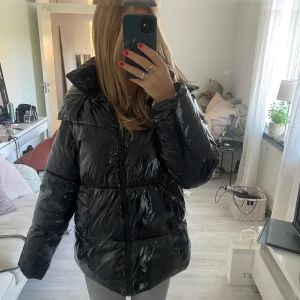 Vinterjacka!!💗 - Svart stor och mysig vinterjacka ifrån zara! 