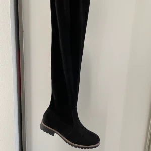 Overknee-stövlar - Svarta overknee-stövlar i strl 38, använda en gång💕