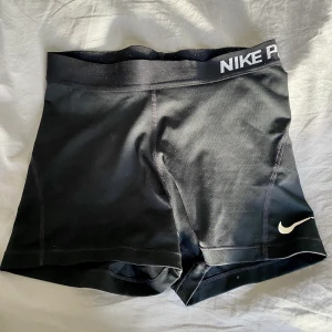 Nike träningshorts  - Storlek M, lite sliten logga men inte farligt(se bild 2). Möts upp i Stockholm och fraktar spårbart eller frimärken 26 kr🖤🖤nypris 249