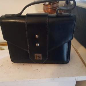 Fin och välvårdad gammal handväska retro Brandahl läder produktion från 1950 -talet. Framåt .hämtas i Skene alt skickas o köpare betalar frakten o Swishbetalning tillämpas .frakt inräknat i priset storlek 19 cm hög och 21 cm bred,fack inuti.
