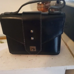 Retro Brandahl handväska läder 50-talet. - Fin och välvårdad gammal handväska retro Brandahl läder produktion från 1950 -talet. Framåt .hämtas i Skene alt skickas o köpare betalar frakten o Swishbetalning tillämpas .frakt inräknat i priset storlek 19 cm hög och 21 cm bred,fack inuti.