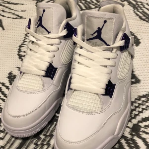 Air jordan 4 purple metallic - Helt nya riktigt sköna 4or Köparen står för frakt!  Pris kan diskuteras. 