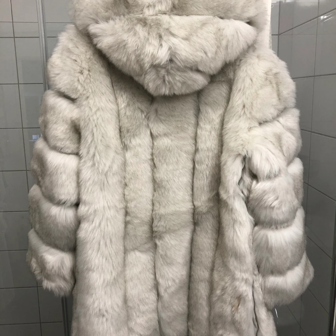 Oanvänd pälsjacka i fuskpäls - 90