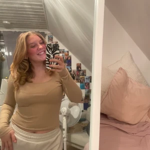 Beige topp från NAKD - Jättefin, beige tröja från NAKD i storlek M. Använd ungefär 5 gånger. Den matchar inte riktigt min stil längre, därför säljer jag den. 100 kr + 49 kr 