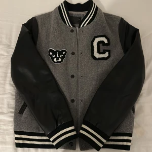 College jacka!!! - En super snygg svart/grå college jacka! Nästan helt ny eftersom använt bara 2 gånger. Sitte perfekt för de som har storlek S :)