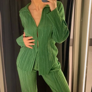 Grönt set från Zara - Så så fint set från Zara i den finaste gröna färgen, storlek 36. Hör av dig om du vill ha fler bilder 💕💕