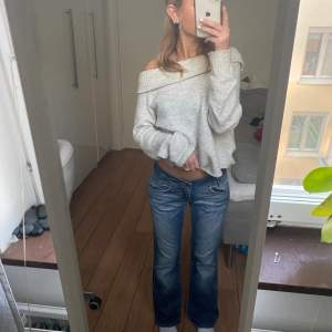 Blåa Lågmidjade bootcut jeans från Lee. Säljer då jag har flera liknande💕 Vill ni veta mått är det bara att höra av sig🥰 tryck ej på köp nu. Håvegropen inte storleken men skulle säga att de passar XS-S. köp direkt för 300