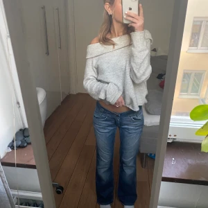 Lågmidjade jeans - Blåa Lågmidjade bootcut jeans från Lee. Säljer då jag har flera liknande💕 Vill ni veta mått är det bara att höra av sig🥰 tryck ej på köp nu. Håvegropen inte storleken men skulle säga att de passar XS-S. köp direkt för 300