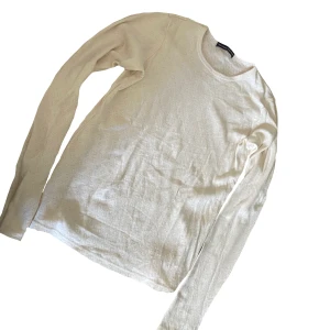 Brandy Melville långärmad  - Nästan helt ny tröja från brandy, knappt använd. Storlek S och sitter inte så tight. Skriv om du har några frågor💕 Priset är INKLUSIVE frakt 