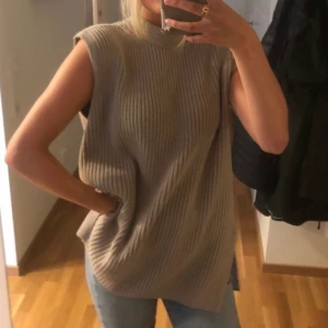 Stickad väst - Beige stickad tröja utan armar  S Använd 1 gång