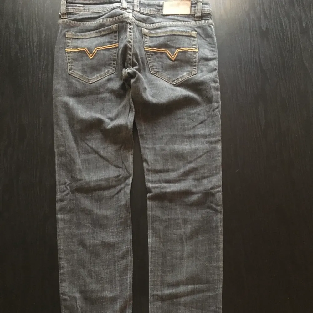 Ett par fina lågmidjade jeans ifrån Diesel i storlek 28/32. De passar mig som är 175 cm. Säljer dom då jag inte fått så mycket användning av dom :( Men dom sitter mer åt skinny hållet.. Jeans & Byxor.