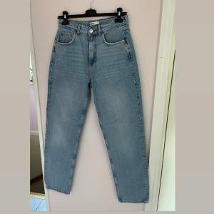 Högmidjade blåa raka/lösa jeans ifrån Gina Tricot. Säljer då de blivit för små. Använda ett par gånger, men ser ut som nya. Inga avvikelser. Köpta för 599kr, säljer för 299kr.