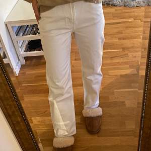 Vita högmidja straight jeans från weekday❣️Passform ”Rowe”🤍🤍ben längd 32, midja 24 i weekday skala (eller 34 på europeeiska skalan) . Inte en enda fläck😊