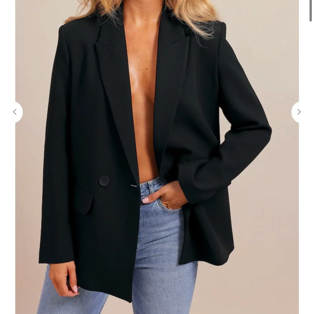 Säljer denna skitsnygga svarta blazer som är helt oanvänd. Säljer då jag behöver pengar 🤓 Storlek 34 och sååå snygg modell. . Tröjor & Koftor.
