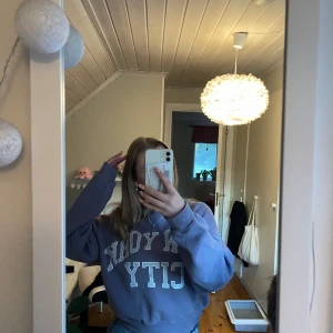 Bik Bok tröja strl. S - Mysig tröja i okej skick, lite urtvättad men fin ändå, använd ett fåtal gånger💜 200kr men priset kan diskuteras💜💜 Köparen står för frakten 