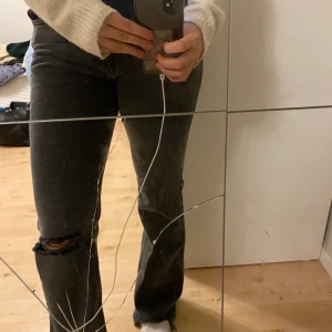 Gina jeans med hål  - Populära jeans från Gina. Använda max 2 gånger. Pris kan diskuteras (skriv för fler bilder) 