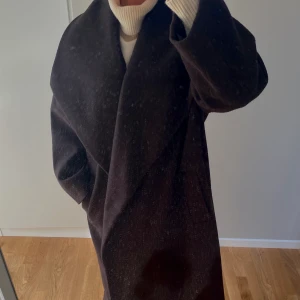 Brun kappa strl 36 men skulle säga strl 42. - Säljer denna super fina kappan i strl 36 den är väldigt oversized så skulle säga att den liknar strl 42. Köptes på asos för 999kr säljer nu för 299kr + frakt.