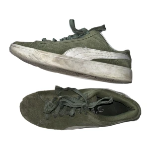 Puma sneakers - Skicket är inte det bästa! De är relativt slitna som framgår på bilderna❤️