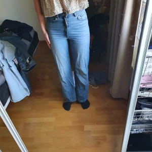 Jeans - Säljer mina förredetta favoritjeans då de blivit lite små. Materialet är jätteskönt och de är verkligen sååå snygga. Har små skavanker här och där, skickar bild på dem ifall du är intresserad av att köpa! 💖