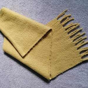 Thick winter scarf made of synthetic fibres. 