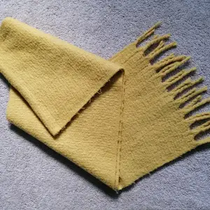 Thick winter scarf made of synthetic fibres. 