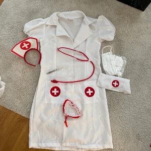 Halloweenkostym sjuksköterska  - Helt oanvänd! Klänning med massa tillbehör till dig som ska va sjuksköterska i år