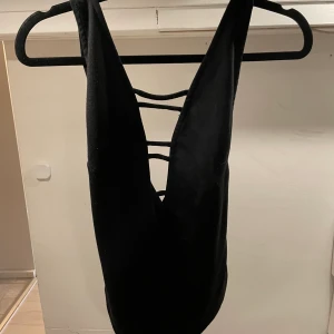 Body - Svart body från bikbok med detaljer där fram