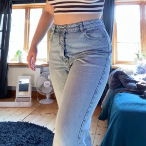 Jeans  - Blåa jenas från GinaTricot i storlek 40, knappar istället för dragkedja och i fint skick, kan mötas upp i/runt Karlskrona annars står köparen för frakten💓 bara att skriva vid frågor 
