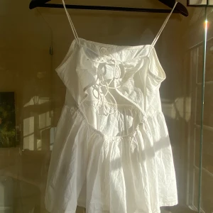 Linne med öppen rygg - Från asos