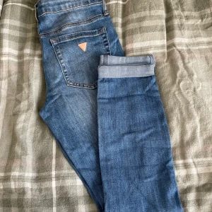 Guess Jeans  - Ett par fina jeans ifrån Guess. Använda men fint skick. XS-S. Köpa direkt för 200 kr annars bud! 