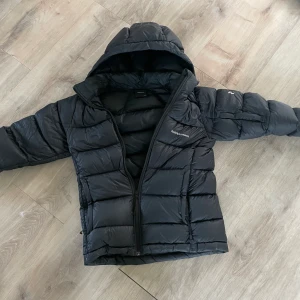 Peak performance jacka  - Peak performance jacka köpt på kidsbrandstore Storlek 160 cm