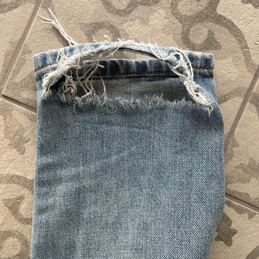 Klassiska mom jeans i storlek W28, L32, med rivet längst ner på byxbenen. De är inte speciellt stretchiga vilket jag gillar, har dock växt ur dem totalt och har därför ingen bild med dem på. Hög/mid rise.. Jeans & Byxor.