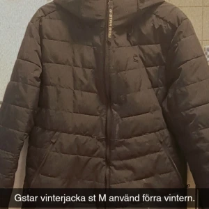Gstar vinterjacka även höst jacka - St M både för dam och herr, det är upp till än själv att avgöra det. Använde den förra hösten o vintern. Stor i storleken tycker jag ändå. Väldigt fräsh o stilren jacka. 