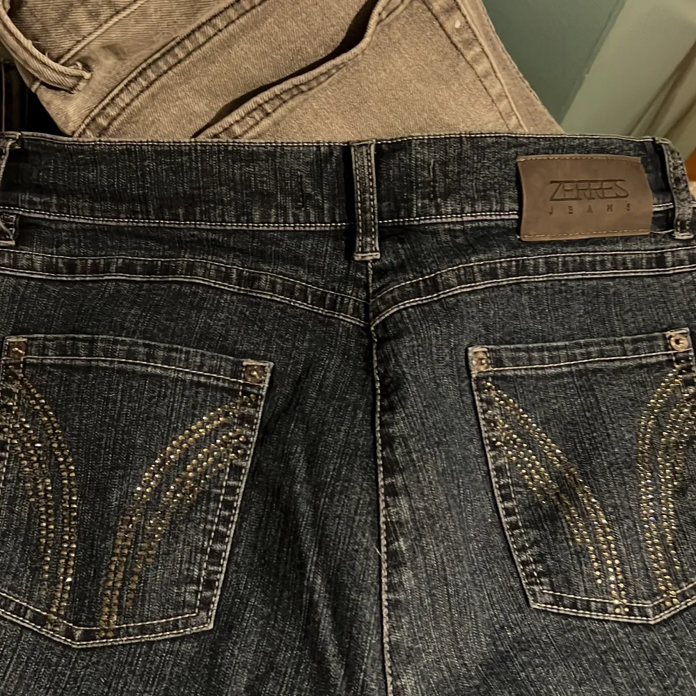 Så snygga straight/bootcut jeans med finaste detaljen på rumpan:) skriv vid intresse, fler bilder eller frågor💕Dom är för korta för mig som är 175, passar nog någon som är kortare än 170 skulle jag gissa. Midjemått:85cm. Jeans & Byxor.