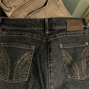 Jeans med nitar/ glitter på bakfickan - Så snygga straight/bootcut jeans med finaste detaljen på rumpan:) skriv vid intresse, fler bilder eller frågor💕Dom är för korta för mig som är 175, passar nog någon som är kortare än 170 skulle jag gissa. Midjemått:85cm