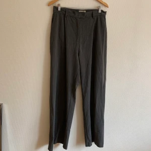 Djerfavenue kostymbyxa - Kostymbyxor. Högmidjade. Perfekt passform. Nypris 1499kr