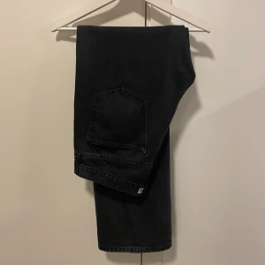 Hooe rush denim, svarta - Hope rush denim i svart, skick 9/10. Aldrig använda i princip, storlek 33 och köparen står för frakten (66kr)! 🤝🏼