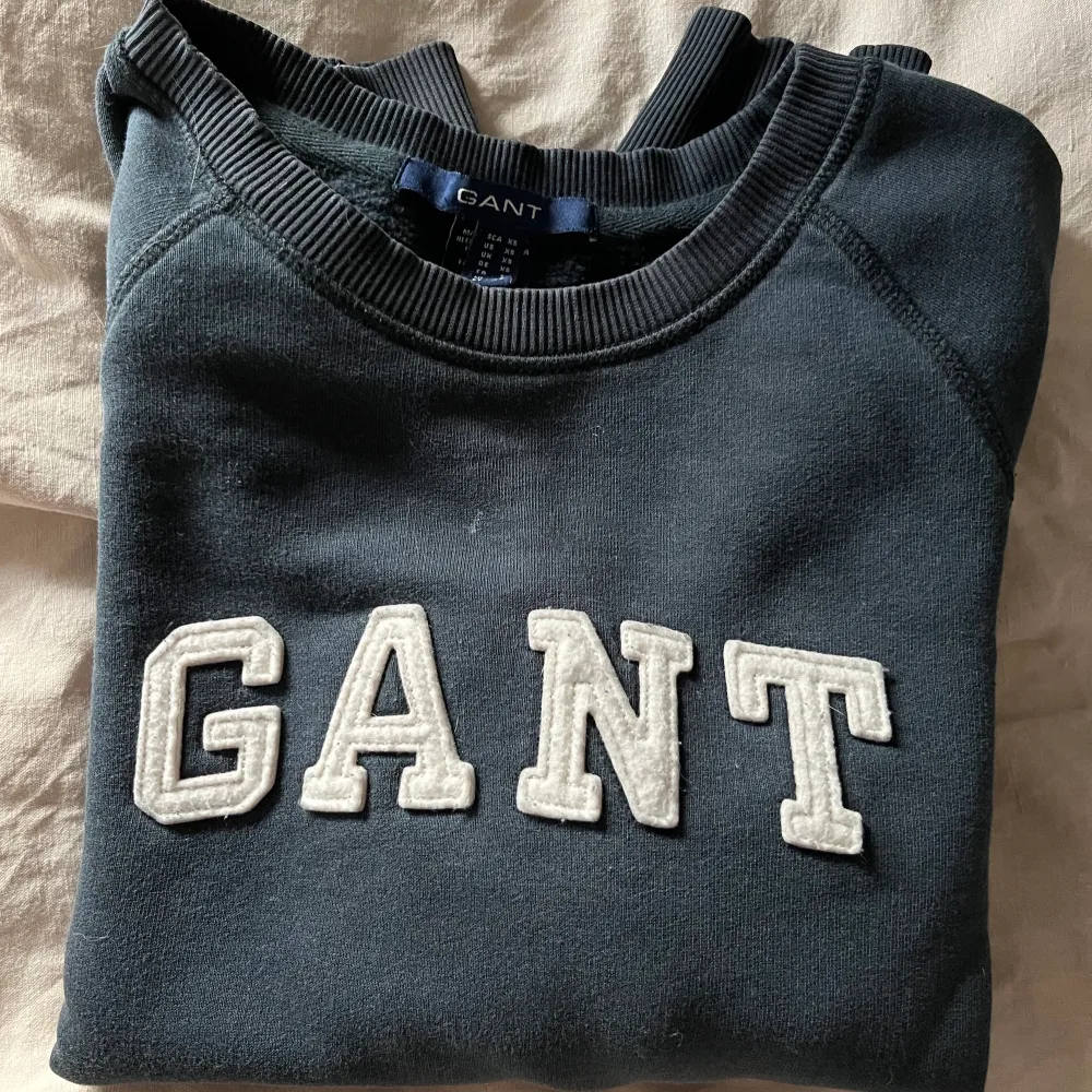 Marinblå sweatshirt i från Gant i stl XS. Använd men i fint skick. Köparen står för frakten (har uppskattat pris här i annonsen men skickar bild på kvittot från posten när jag har varit där och vägt den). Tröjor & Koftor.