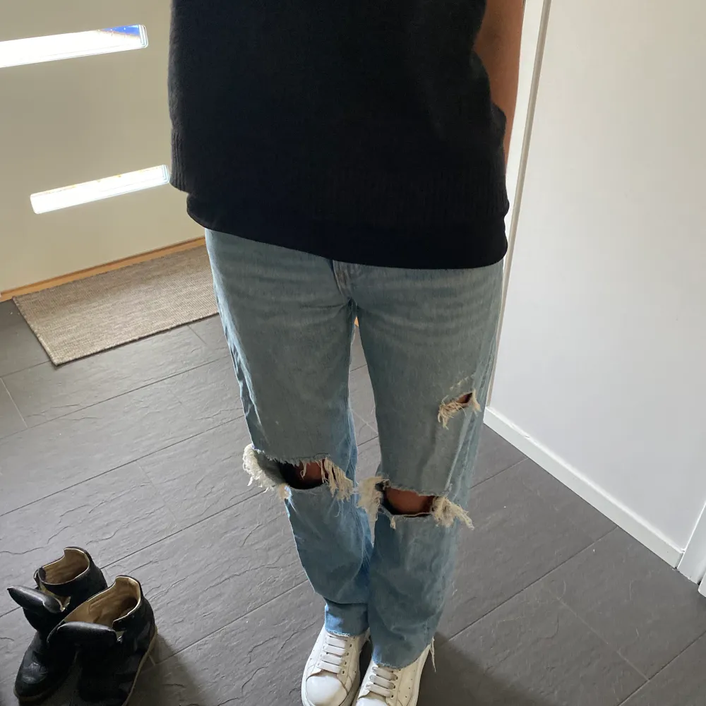 Straight jeans med slitna detaljer. Väldigt eftertraktade från Zara men slutsålda! En av mina favoriter men kommer tyvärr inte till användning längre. De är i väldigt bra skick, ser ut som nya. Jag är 170 ❤️🕺🏽. Jeans & Byxor.