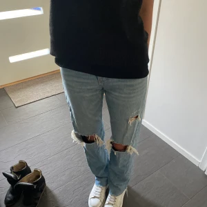 Straight jeans med slitna detaljer - Straight jeans med slitna detaljer. Väldigt eftertraktade från Zara men slutsålda! En av mina favoriter men kommer tyvärr inte till användning längre. De är i väldigt bra skick, ser ut som nya. Jag är 170 ❤️🕺🏽