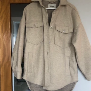 Stradivarius Jacka stl M  - Jätte snygg 😍 men blivit för stor på mig 