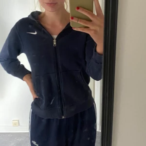 Mörkblå zip nike hoodie - En mörkblå ziptröja med märket Nike. Väldigt liten i modellen och är osäker på om den är älta, därav priset. ❤️