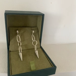 Örhängen - Säljer maria nilsdotter inspirerade örhängen som jag själv gör, går att få med önskat antal ringar etc.🥰❤️ EXEMPLARET SOM KÖPS ÄR SJÄLVKLART INTE ANVÄNDA!!