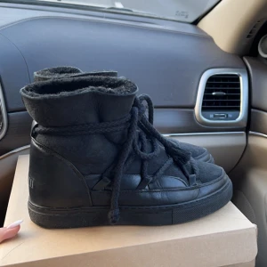 Inuikii skor - Köpta förra vintern på nk. Köpta för 2599 och endast använda fåtal gånger en vinter. Lite dammiga pga stått i sen dess men tvättas självklart innan dom köps❤️