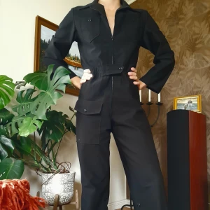 Vintage byxdress - 70-tals Vintage byxdress med långa armar och ben. Finns knappar för att kunna vika upp. Väldigt snyggt placerad ficka ner på benet. Storlek 40 men passar migg som är 36/38 som oversize fit. Tillverkad i Hässleholm. 200kr inköusive frakt