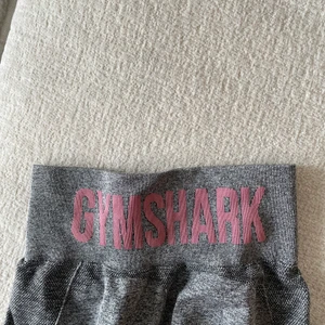 Träningstights Gymshark - Säljer dessa leggings från gymshark då dem inte passar mig i storleken då jag hade behövt en S och dessa är i XS. Har testats 2 gånger men aldrig använts så dem är som nya 🥰💗