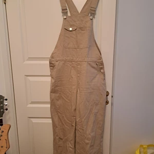 Hängselbyxor - Så himla balla hängelsbyxor, beiga, som är skitsnygga men dem har blivit för små 😔 orginalpris var dem rätt dyra så dem är nersatta otroligt mycket :) jag är 182 och dem var lite korta för mig