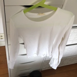 Tröja - Super fin tröja i barnstorlek. Frakt tillkommer 16kr