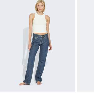 Ett par supersnygga lågmidjade mörkblå jeans från bikbok 💘 använda typ 1 gång💘 fråga privat om fler bilder🫶🏻